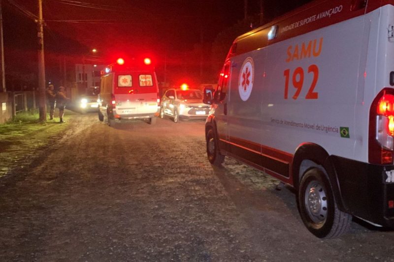 Mulher e dois homens foram atingidos pelos tiros na noite de domingo (4) – Foto: NDTV