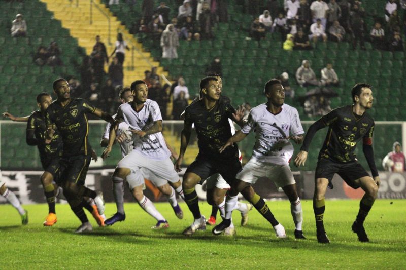 Ainda com uma equipe alternativa, o Figueirense foi goleado pelo JEC no jogo do turno