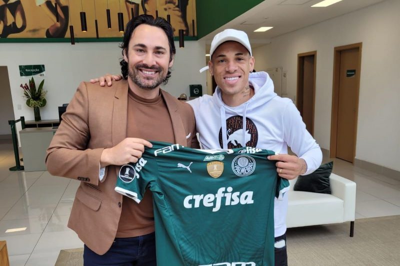 Breno Lopes assina contrato de investimento em Joinville – Foto: Divulga&ccedil;&atilde;o/ND