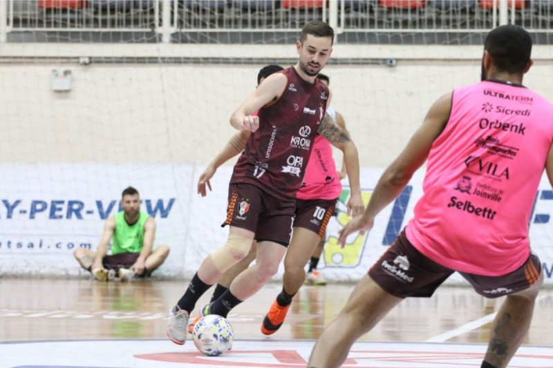 JEC Futsal conta com a volta de Evandro e precisa da vit&oacute;ria para for&ccedil;ar a prorroga&ccedil;&atilde;o no Centreventos Cau Hansen – Foto: Juliano Schmidt/JEC Futsal/Divulga