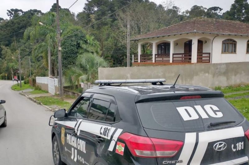 Mulher foi presa na quinta-feira (15) ap&oacute;s homem entrar em contato com a delegacia – Foto: PC/Divulga&ccedil;&atilde;o