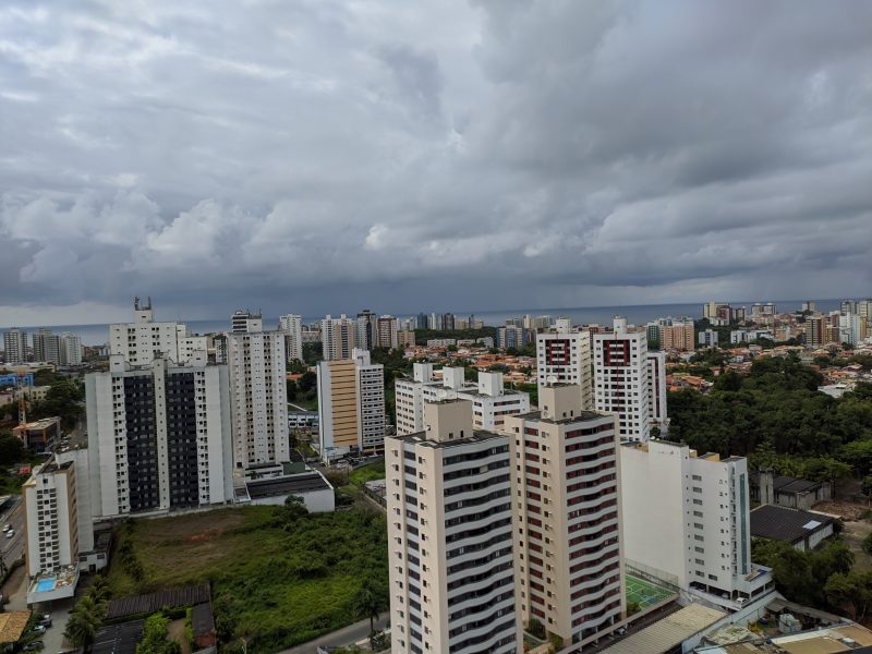 Tempo nublado em Salvador na manh&atilde; deste domingo – Foto: Ian Sell/ND