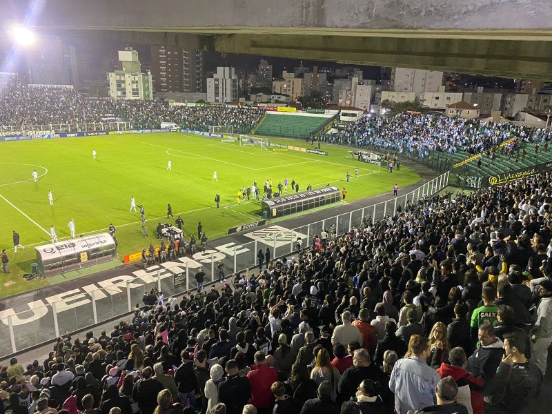 Torcida do Paysandu briga entre si e paralisa o jogo contra o Figueirense – Foto: Diogo de Souza/ND