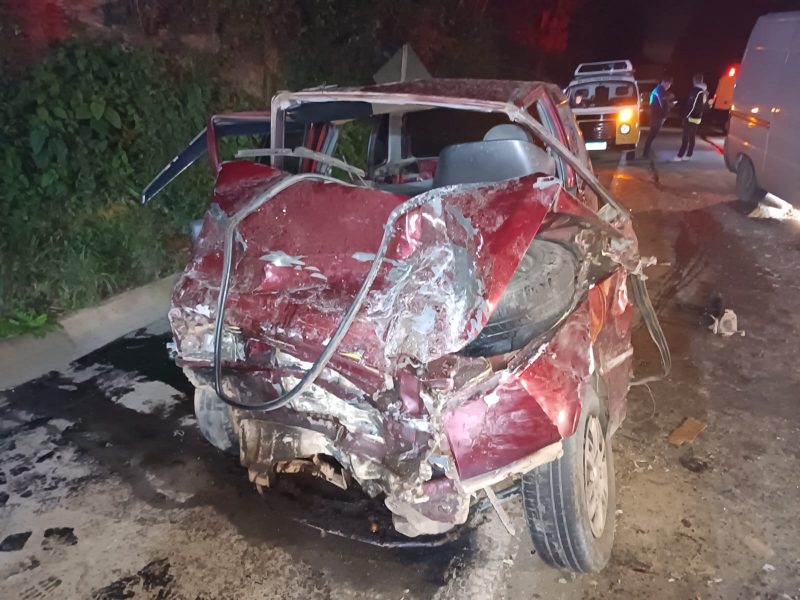 Ve&iacute;culo ficou completamente destru&iacute;do – Foto: Divulga&ccedil;&atilde;o/CBM SC/ND