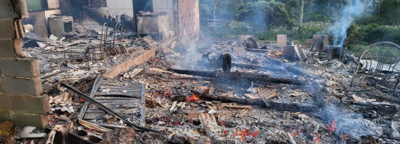 Inc&ecirc;ndio come&ccedil;ou por volta da 1h, e causa permanece desconhecida – Foto: Divulga&ccedil;&atilde;o/CBMSC/ND