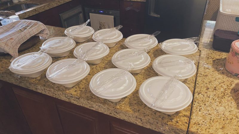 Projeto beneficente distribu&iacute;a marmitas para moradores de rua em Blumenau e regi&atilde;o – Foto: Divulga&ccedil;&atilde;o/Projeto Alimentando Necessidades/ND