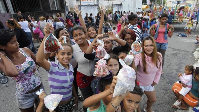 Cosme e Dami&atilde;o: um dia para cada religi&atilde;o – Foto: Reprodu&ccedil;&atilde;o