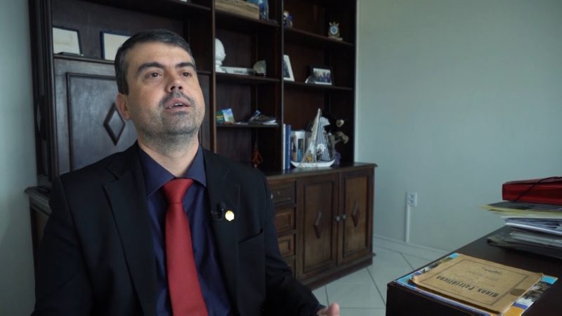 Doutor em direito, Cirino Cabral comenta que a falta de licita&ccedil;&atilde;o permite que a empresa fa&ccedil;a o que bem entende na presta&ccedil;&atilde;o do servi&ccedil;o – Foto: Reprodu&ccedil;&atilde;o/NDTV