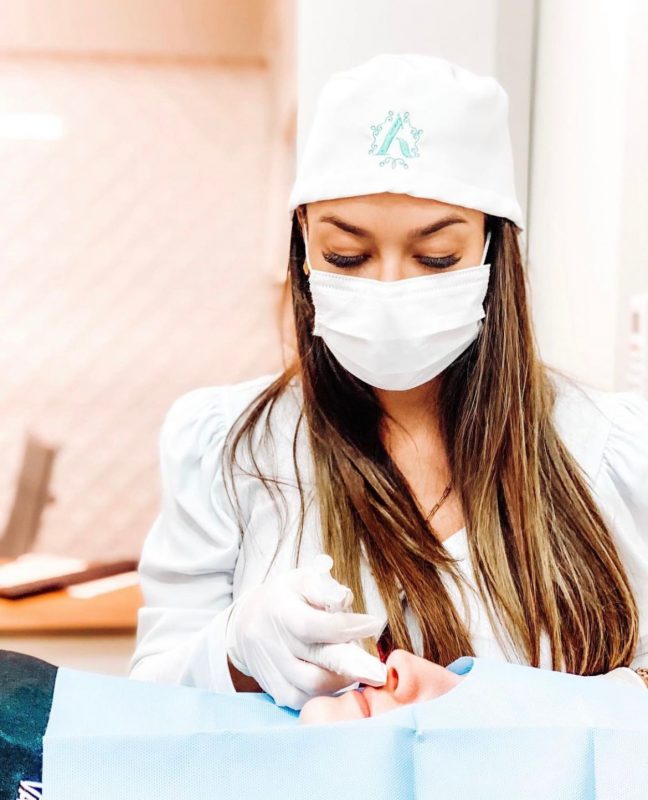 Deborah Secco relata arrependimento ao realizar procedimento estético e levanta questões sobre o processo de reversão