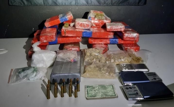 Filha de 4 anos de homem morto em confronto em SC &eacute; encontrada em casa com drogas – Foto: Pol&iacute;cia Militar/Divulga&ccedil;&atilde;o/ND