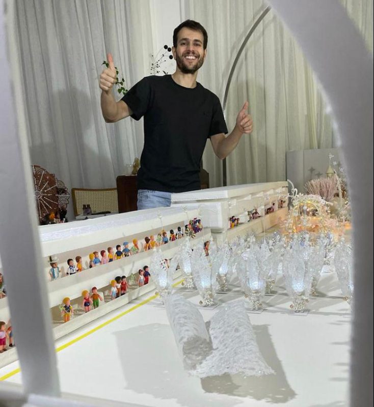 Eder diante de sua escola de maquete, a Unidos do Tijucano- Foto: Divulga&ccedil;&atilde;o/ND