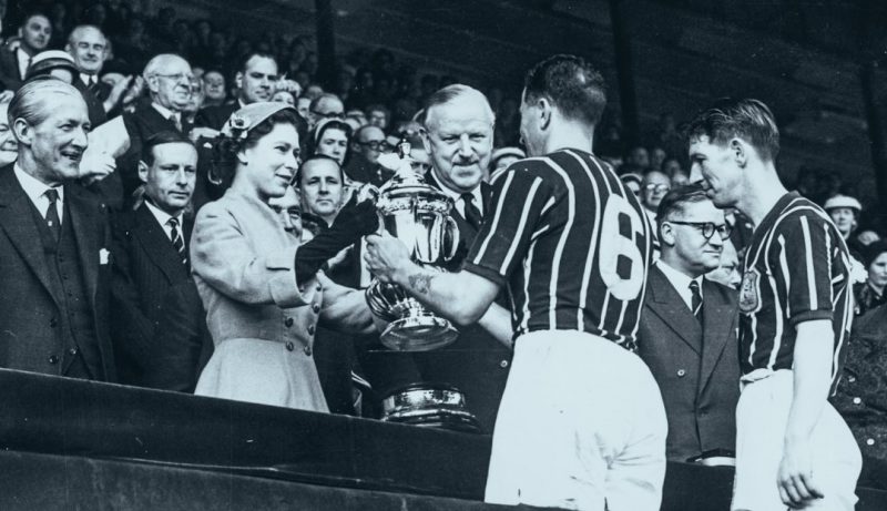 Rainha Elizabeth entrega taça ao time do Manchester City