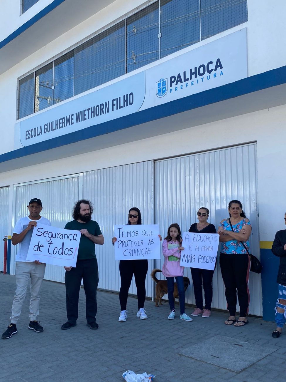 Em manifestação, pais pedem mais segurança após ameaça em escola de Palhoça