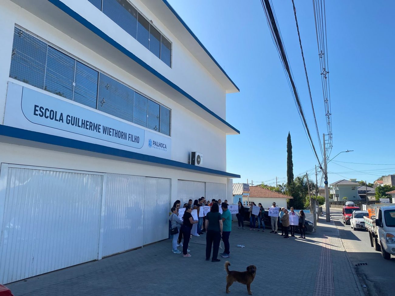 Em manifestação, pais pedem mais segurança após ameaça em escola de Palhoça