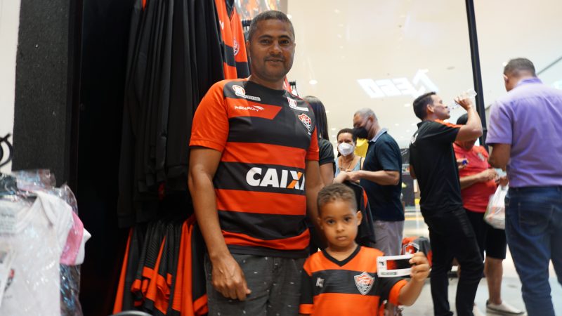 F&aacute;bio da Silva Souza com o filho Pedro Henrique – Foto: Ian Sell/ND