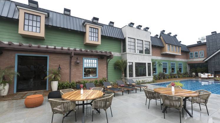 Fachada da sede de ‘A Fazenda 14’ ganhou tons escuros e a piscina ficou maior – Foto: Divulga&ccedil;&atilde;o/Record TV/ND