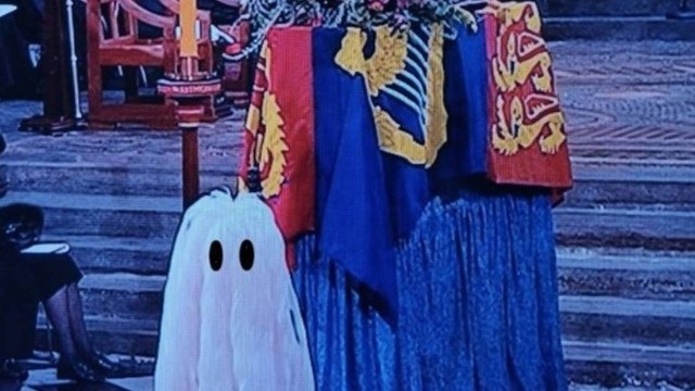 Ningu&eacute;m percebeu o fantasma do funeral da Rainha Elizabeth II, mas a c&acirc;meras flagraram – Foto: Reprodu&ccedil;&atilde;o