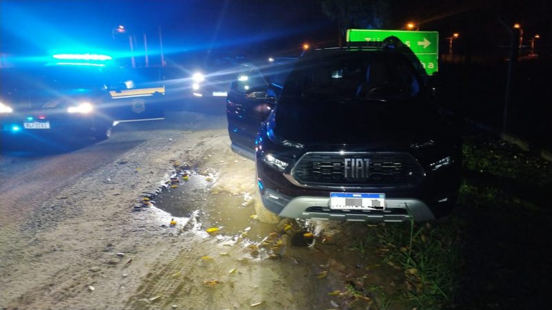 As duas picapes portavam placas clonadas e estavam abandonadas – Foto: PRF/ND