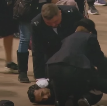 Homem tocou caix&atilde;o da rainha e foi levado pela pol&iacute;cia – Foto: Reprodu&ccedil;&atilde;o/YouTube/ND