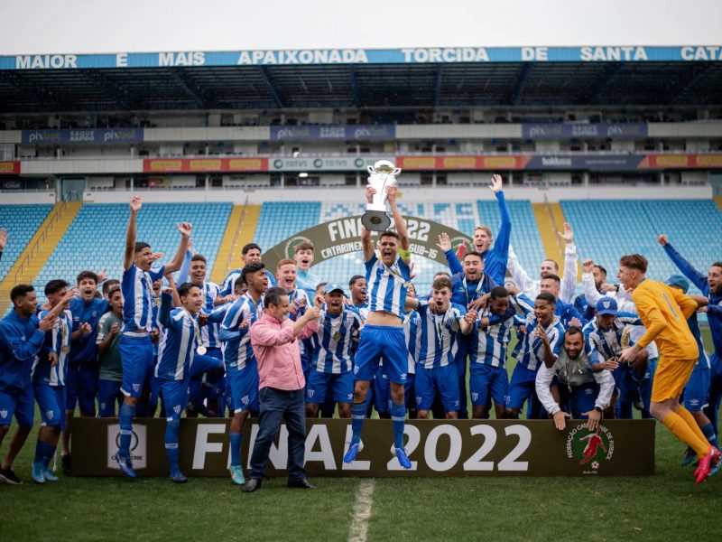 Atletas do Ava&iacute; sub-15 recebem a ta&ccedil;a de campe&atilde;o estadua&ccedil; – Foto: Zacariasfoto/Ava&iacute;FC/ND