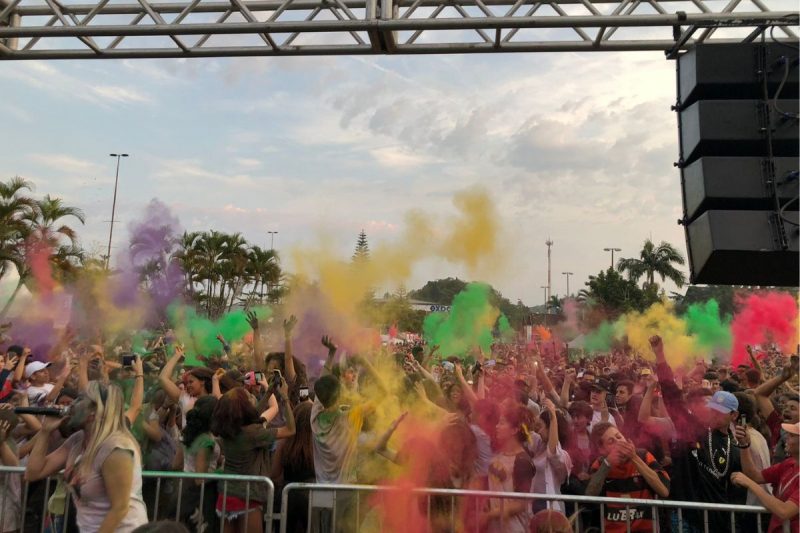 Indianos celebram o Holi, o festival da cor, apesar do coronavírus