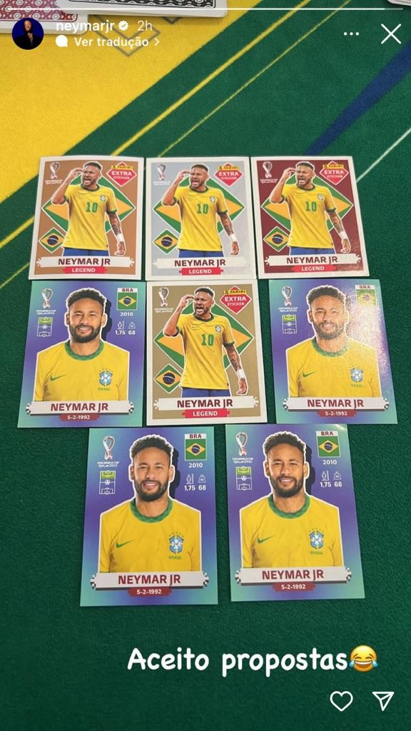 FOTO: Neymar 'ostenta' figurinhas raras dele mesmo no álbum da