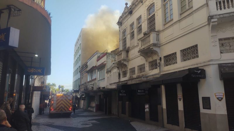 Ap&oacute;s inc&ecirc;ndio, MPSC deve fazer vistoria em pr&eacute;dios do Centro de Florian&oacute;polis – Foto: Felipe Bottamedi/ND