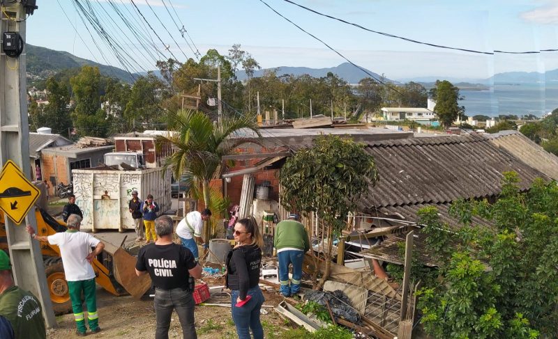Local irregular de materiais reciclados na Caeira do Saco dos Lim&otilde;es, em Florian&oacute;polis, foi alvo de nova fase da Opera&ccedil;&atilde;o Fio Desencapado – Foto: PMF/Divulga&ccedil;&atilde;o/ND