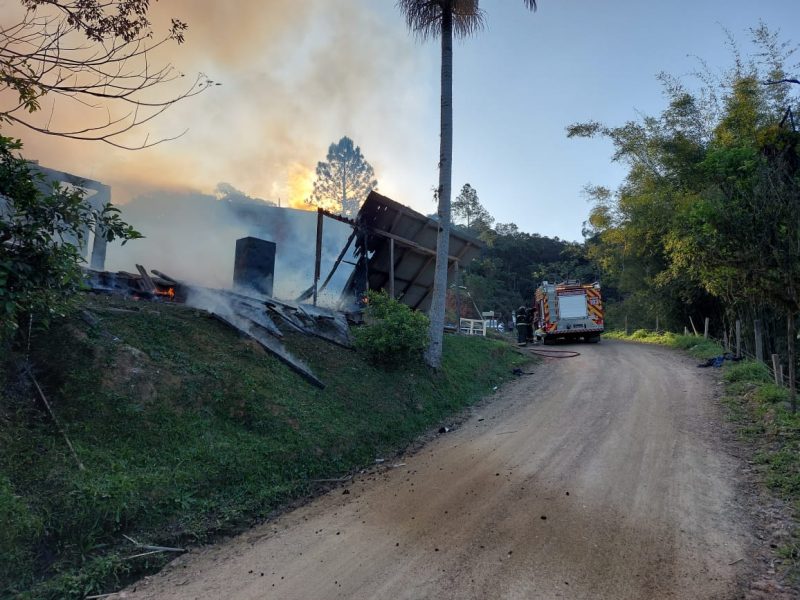 Casa ficou totalmente destru&iacute;da em inc&ecirc;ndio em Blumenau – Foto: Divulga&ccedil;&atilde;o/Corpo de Bombeiros/ND