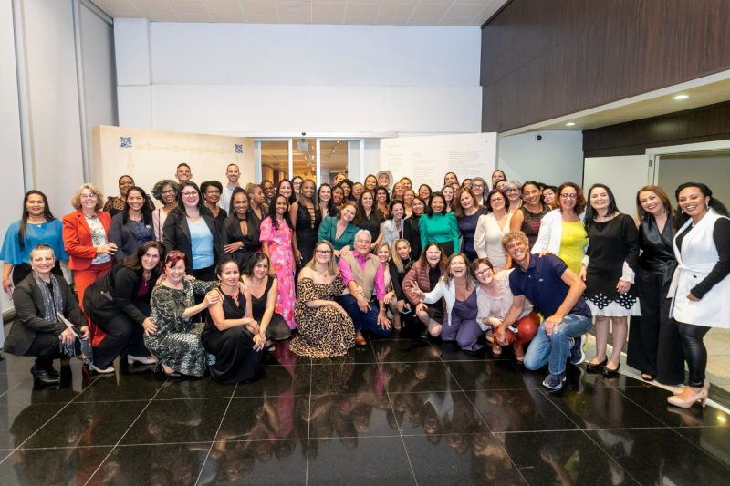 Guga t&aacute; ali no meio dos cuidadores – Foto: IGK / Divulga&ccedil;&atilde;o /ND