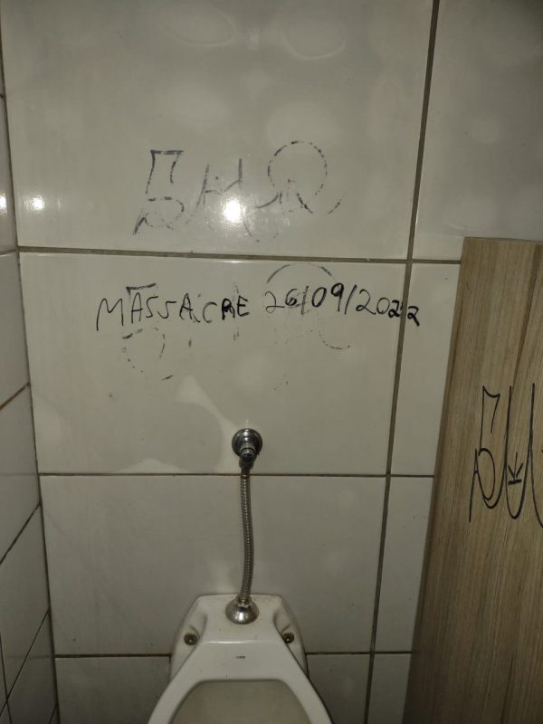 Mensagem com amea&ccedil;a foi encontrada por aluno no banheiro masculino – Foto: Divulga&ccedil;&atilde;o/ND