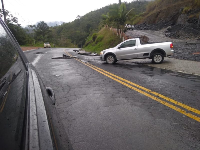 Adutora se rompeu no Alto Vale do Itaja&iacute; e transformou BR-477 em rio. – Foto: Divulga&ccedil;&atilde;o/Marcio Becker/ND