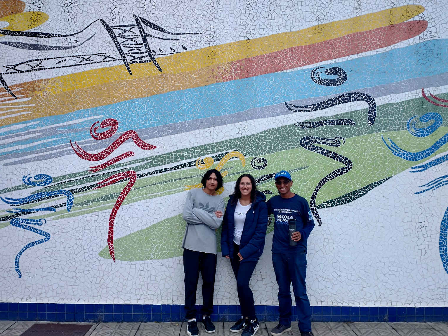 A criação dos mosaicos envolve paciência, preparo e o cuidado com a seleção de cada item