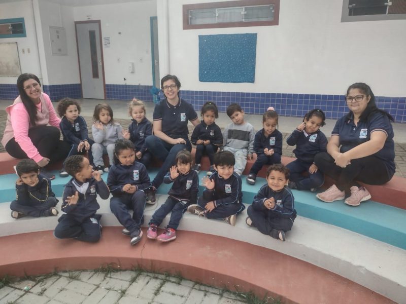 Turminha da Educa&ccedil;&atilde;o Infantil se diverte com a presen&ccedil;a das corujas na escola – Foto: Luis Gustavo Varela