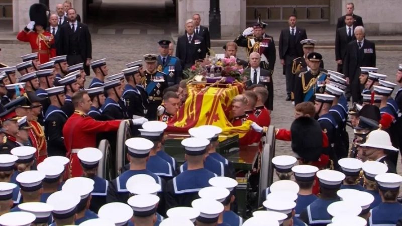 Charles, Harry e William seguem caix&atilde;o em funeral de Elizabeth 2&ordf; – Foto: Reprodu&ccedil;&atilde;o/BBC