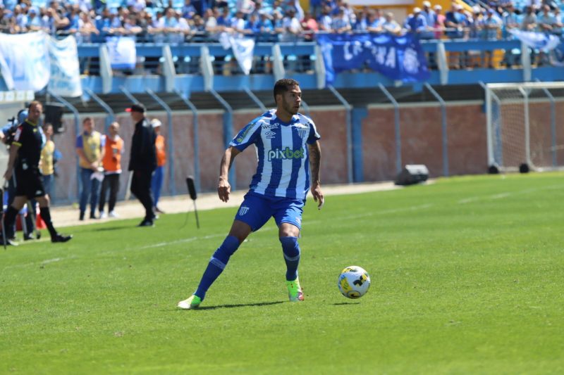 Renato jogou improvisado na lateral direita do Ava&iacute; – Foto: Frederico Tadeu/Ava&iacute; FC/Divulga&ccedil;&atilde;o/ND