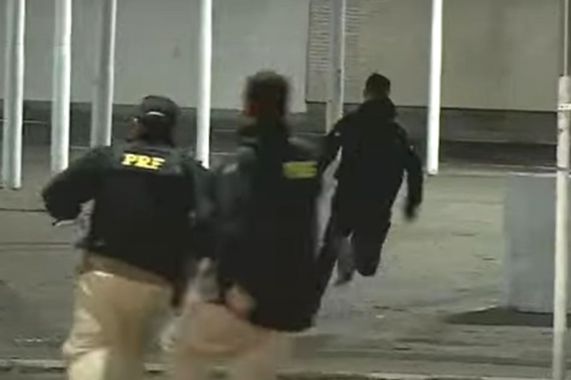 C&acirc;mera da NDTV flagrou momento que o homem fugiu de uma blitz – Foto: NDTV