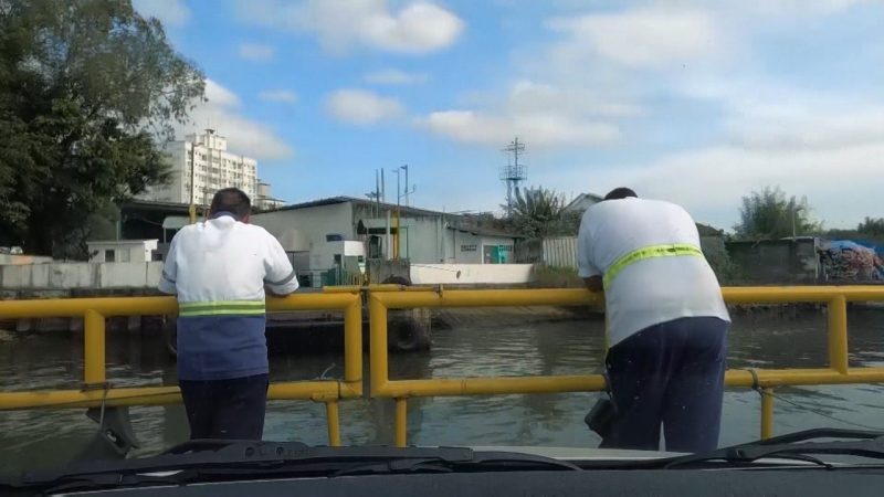 Funcion&aacute;rios do ferry boat entre Itaja&iacute; e Navegantes – Foto: Reprodu&ccedil;&atilde;o/NDTV