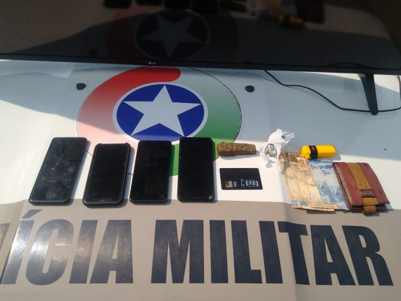 Al&eacute;m dos celulares, dinheiro e drogas foram apreendidos – Foto: Pol&iacute;cia Militar/Reprodu&ccedil;&atilde;o/ND