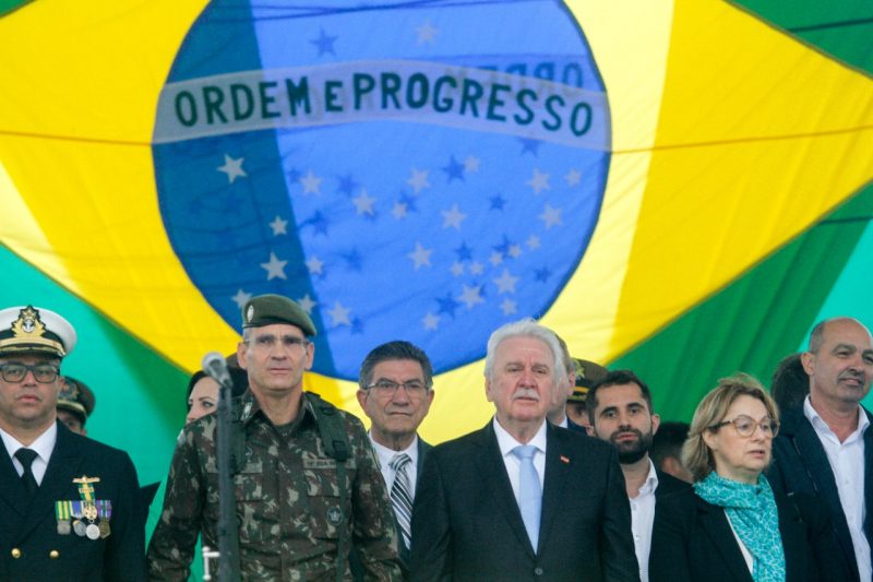 O general de brigada M&aacute;rcio Lu&iacute;s do Nascimento Abreu Pereira com o governador em exerc&iacute;cio Moacir Sopelsa – Foto: Leo Munhoz/ND
