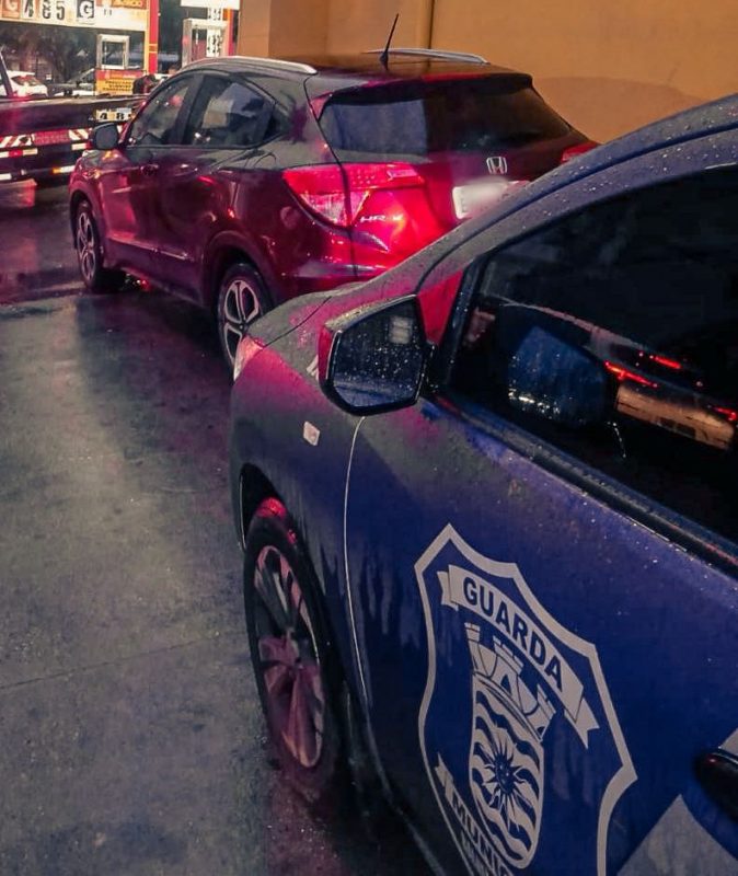 Homem &eacute; preso com crack e dinheiro ap&oacute;s persegui&ccedil;&atilde;o no Litoral Norte de SC – Foto: Guarda Municipal de Balne&aacute;rio Cambori&uacute;