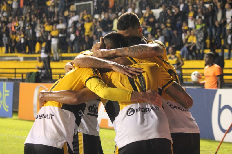 Jogadores do Crici&uacute;ma comemoram o gol do Hygor – Foto: Celso da Luz/Crici&uacute;ma E.C