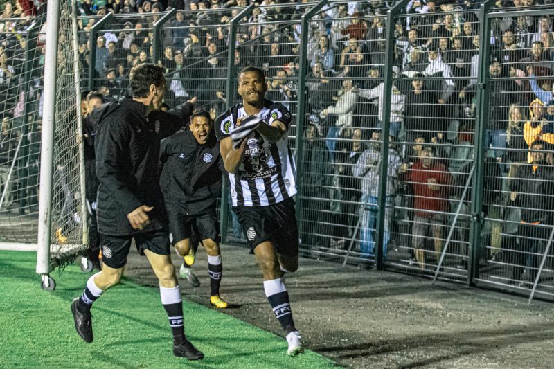 Gustavo Henrique comemora o gol da virada do Figueirense; jogador ser&aacute; op&ccedil;&atilde;o no elenco de J&uacute;nior Rocha, no duelo agendado para o pr&oacute;ximo domingo – Foto: Patrick Floriani/FFC