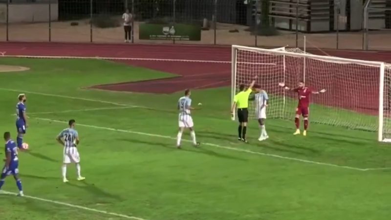 Goleiro é expulso por dançar em cima da linha na cobrança de pênalti 