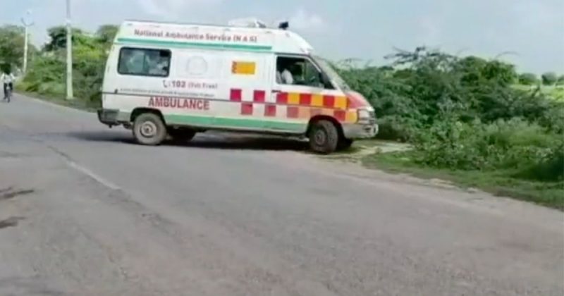 Ambul&acirc;ncia manobra, ap&oacute;s deixar gr&aacute;vida no acostamento – Foto: Reprodu&ccedil;&atilde;o