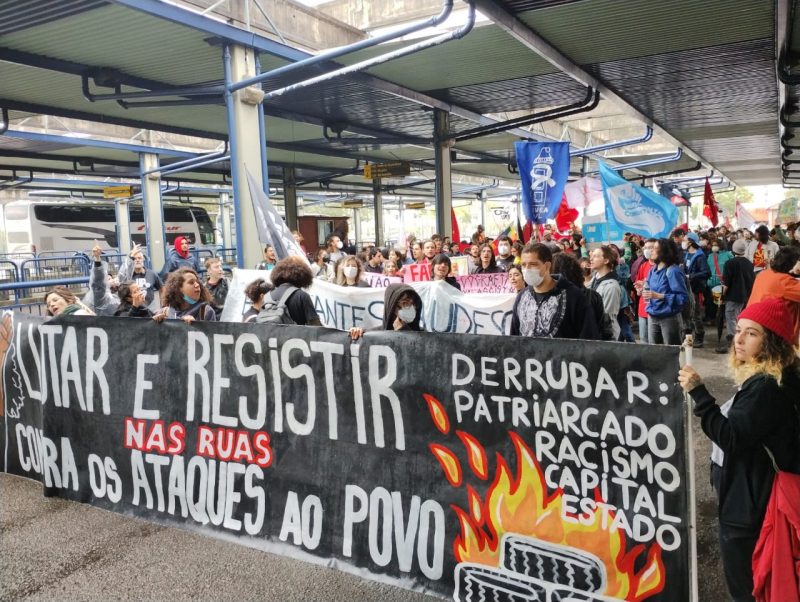 Bandeiras de entidades estudantis, de partidos pol&iacute;ticos, de sindicatos e de movimentos sociais coloriram – Foto: Marina Sim&otilde;es/ND