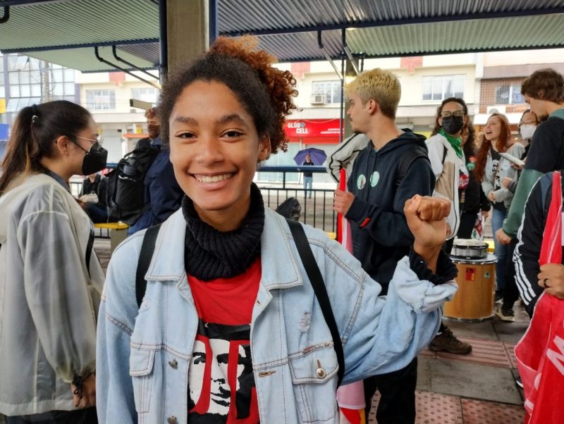 Amanda Cardoso Venceslau, estudante do IFSC (Instituto Federal de Santa Catarina) e integrante da diretoria executiva da Federa&ccedil;&atilde;o Nacional dos Cursos de Ensino T&eacute;cnico, na manifesta&ccedil;&atilde;o do Grito dos Exclu&iacute;dos – Foto: Marina Sim&otilde;es/ND