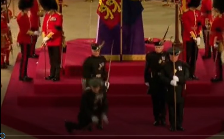 Foto: Momento em que guarda cai e &eacute; socorrido por outros dois guardas. – Foto: reprodu&ccedil;&atilde;o v&iacute;deo/Divulga&ccedil;&atilde;o ND