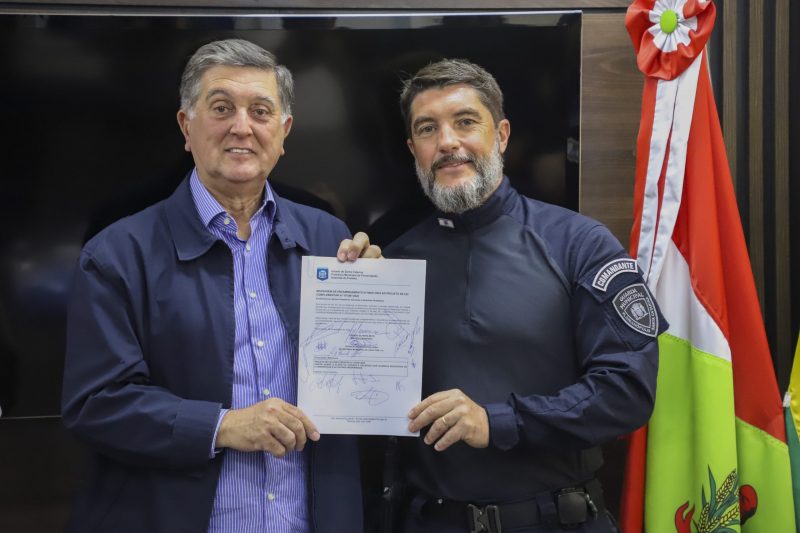 Top&aacute;zio Neto e o comandante da Guarda Municipal de Florian&oacute;polis, Valci Brasil – Foto: Sofia Leal/Divulga&ccedil;&atilde;o/ND