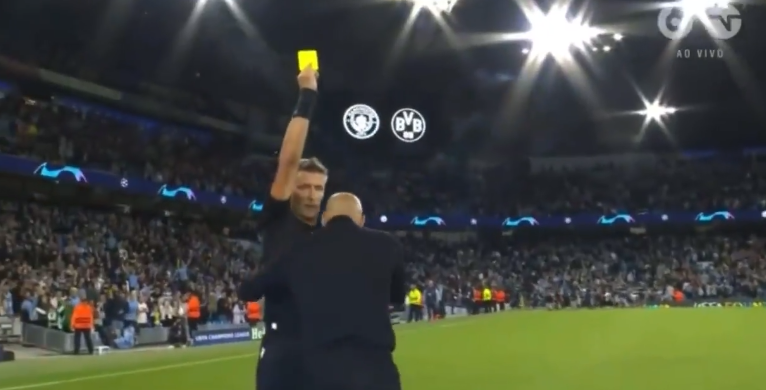 Guardiola abra&ccedil;a &aacute;rbitro ap&oacute;s cart&atilde;o – Foto: Youtube